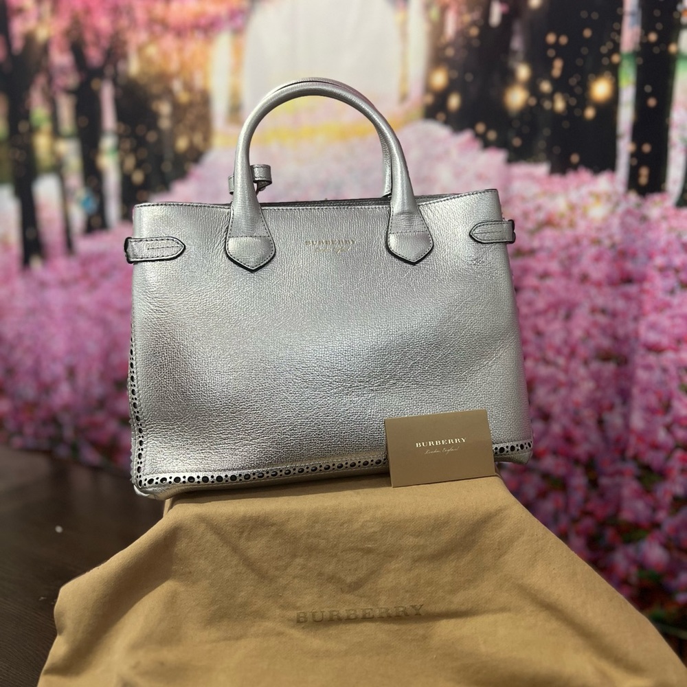 BURBERRY METALLIC CALFSKIN BROGUING MEDIUM BANNER TOTE BAG - Picture 5 of 5